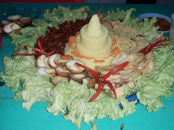 Indonesian Food Made Yellow Rice Decorated Fresh Vegetables Called Tumpeng — 图库照片