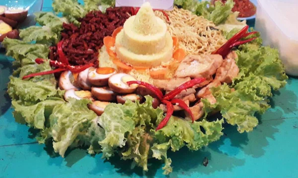 Indonesian Food Made Yellow Rice Decorated Fresh Vegetables Called Tumpeng — Foto de Stock