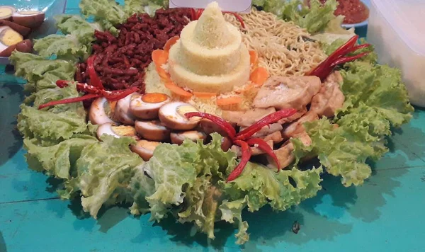 Indonesian Food Made Yellow Rice Decorated Fresh Vegetables Called Tumpeng — Foto de Stock