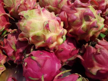 Bir sürü lezzetli Pitahaya, ejderha meyvesi ve sokak pazarında egzotik tropik meyveler. 
