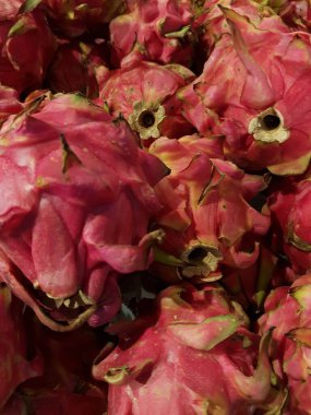 Bir sürü lezzetli Pitahaya, ejderha meyvesi ve sokak pazarında egzotik tropik meyveler. 