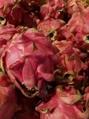 Bir sürü lezzetli Pitahaya, ejderha meyvesi ve sokak pazarında egzotik tropik meyveler. 