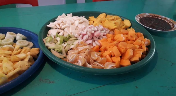 Schüssel Mit Gesundem Frischem Obstsalat Auf Holzuntergrund Ansicht Von Oben — Stockfoto