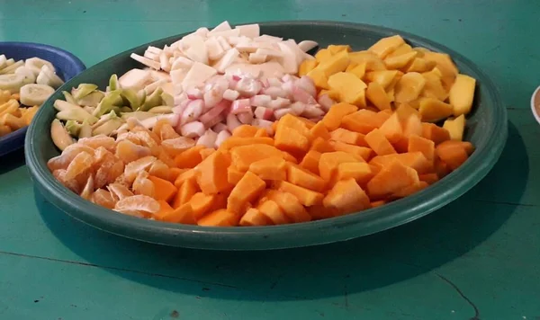 Schüssel Mit Gesundem Frischem Obstsalat Auf Holzuntergrund Ansicht Von Oben — Stockfoto