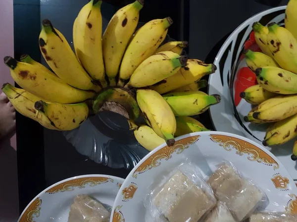 Fresh Bananas Neatly Arranged Big Table One Banana Comb Plate — Stockfoto