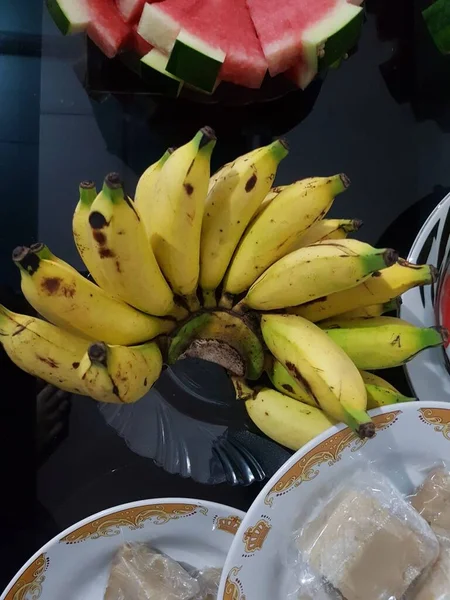 Fresh Bananas Neatly Arranged Big Table One Banana Comb Plate — Zdjęcie stockowe