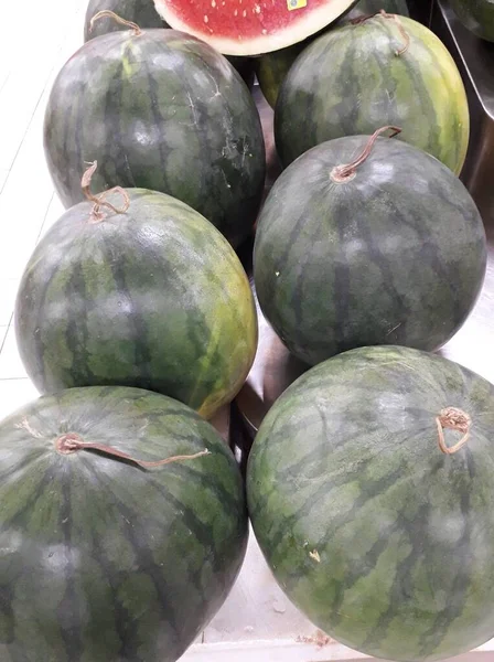 Bauernmarkt Mit Wassermelonen Offenen Regalen Vitrinen Gemüse Und Obsttheken Gesunde — Stockfoto