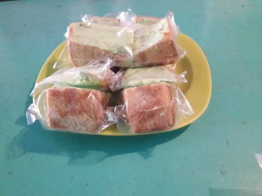 Bir tabakta kibrit ve ballı kek, kastella pastası, (Japon sünger keki))