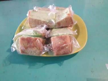 Bir tabakta kibrit ve ballı kek, kastella pastası, (Japon sünger keki))