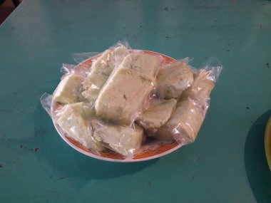 Bir tabakta kibrit ve ballı kek, kastella pastası, (Japon sünger keki))