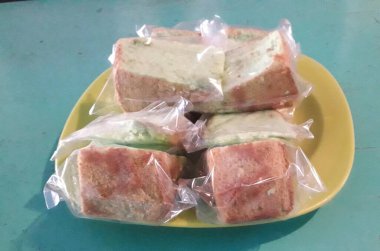 Bir tabakta kibrit ve ballı kek, kastella pastası, (Japon sünger keki))