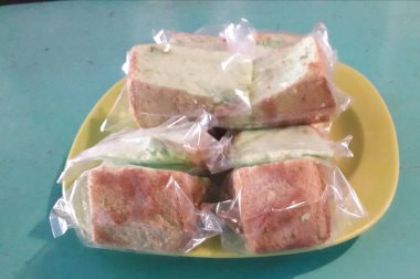 Bir tabakta kibrit ve ballı kek, kastella pastası, (Japon sünger keki))