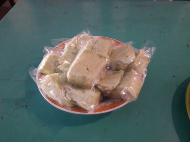 Bir tabakta kibrit ve ballı kek, kastella pastası, (Japon sünger keki))