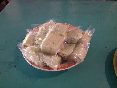 Bir tabakta kibrit ve ballı kek, kastella pastası, (Japon sünger keki))