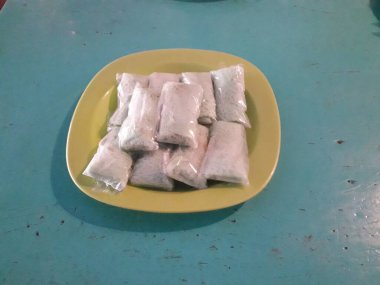 Bir tabakta kibrit ve ballı kek, kastella pastası, (Japon sünger keki))