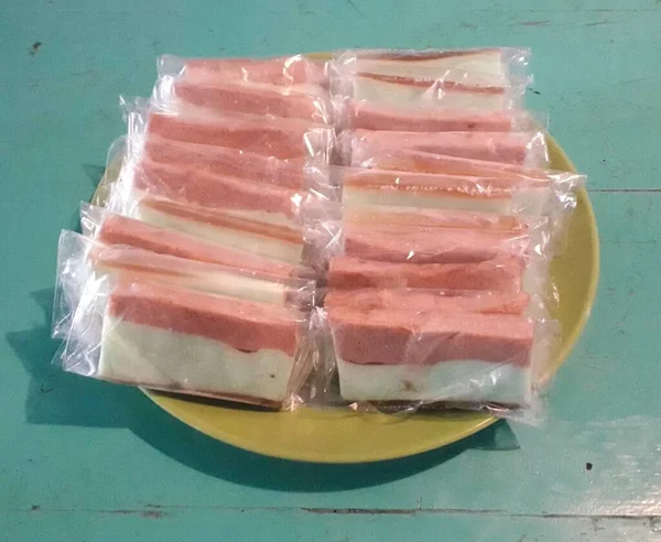 Delicious Pink Sponge Cake Plate — Zdjęcie stockowe