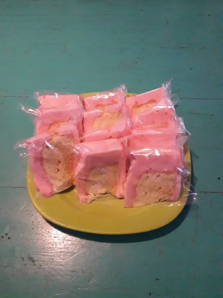 Heerlijke Pink Sponge Cake Een Bord — Stockfoto