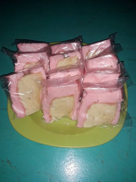 Delicious Pink Sponge Cake Plate — 图库照片