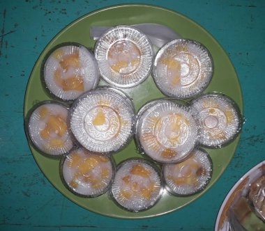 Büyük bir digh bardakta vanilyalı muzlu puding.