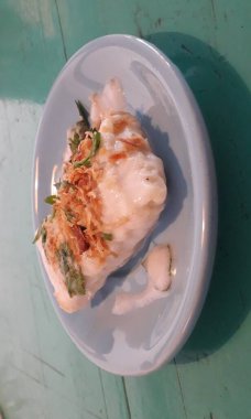 Lepet ya da Löpeut, yer fıstığıyla karıştırılmış, hindistan cevizi sütüyle pişirilmiş ve hindistan cevizi yapraklarına sarılmış bir aperatif türüdür. Görüntüyü kapat