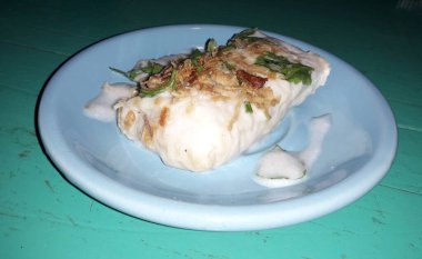 Lepet ya da Löpeut, yer fıstığıyla karıştırılmış, hindistan cevizi sütüyle pişirilmiş ve hindistan cevizi yapraklarına sarılmış bir aperatif türüdür. Görüntüyü kapat