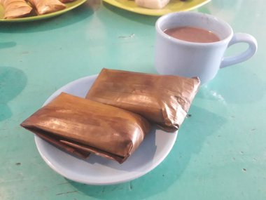 Nagasari, Endonezya 'dan geleneksel bir kek. Pirinç unu, sago unu, hindistan cevizi sütü ve muzla doldurulmuş şeker. Seçili odak.