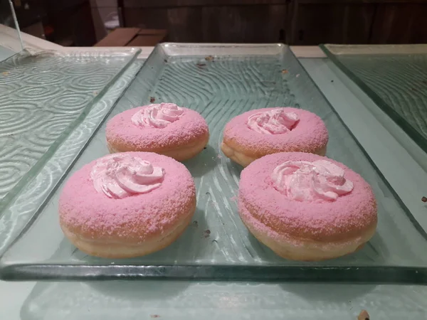 Donuts Zijn Gemaakt Van Gewoon Brood Dat Wordt Gevormd Rond — Stockfoto