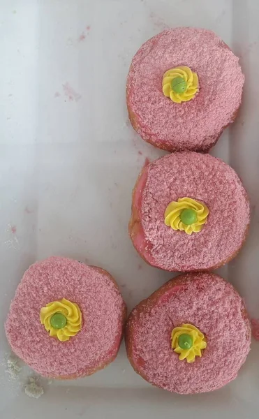Donuts Zijn Gemaakt Van Gewoon Brood Dat Wordt Gevormd Rond — Stockfoto