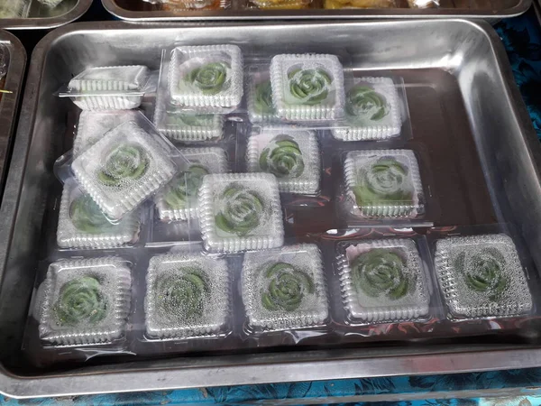 Paket Klepon Yang Dibeli Dari Pasar Tradisional Salah Satu Kue — Stok Foto