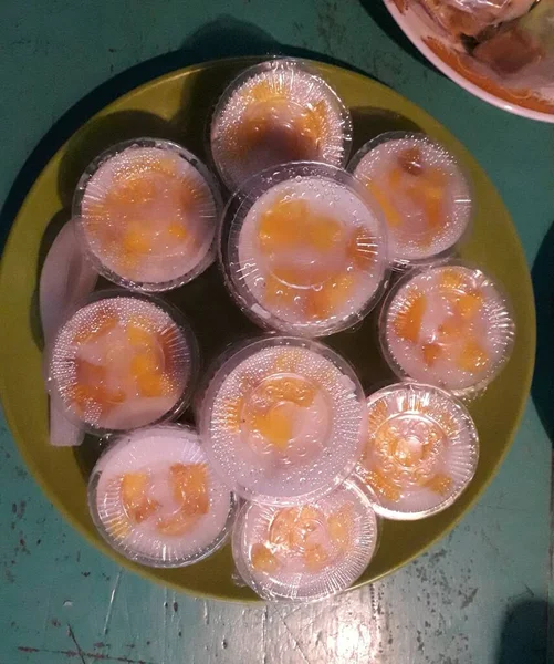 Puding Pisang Sepele Dengan Wafer Vanili Dalam Gelas Digh Besar — Stok Foto