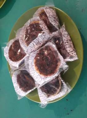 Fıstık ezmeli, kremalı ve çikolatalı kek.