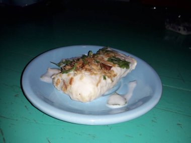 Fıstık ezmeli, kremalı ve peynirli kek.