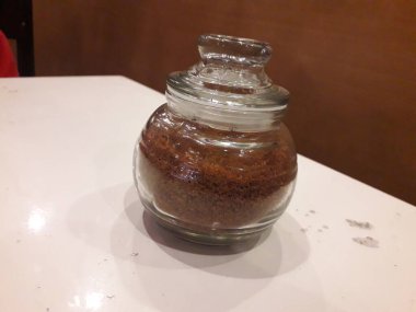 Şam fıstıklı ve tarçınlı kremalı sütlaç. Geleneksel Türk tatlısı sutlağı. Minimal parlak ve havadar arka plan. Uzayı kopyala Üst görünüm.