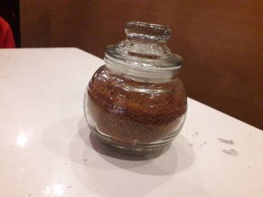 Şam fıstıklı ve tarçınlı kremalı sütlaç. Geleneksel Türk tatlısı sutlağı. Minimal parlak ve havadar arka plan. Uzayı kopyala Üst görünüm.