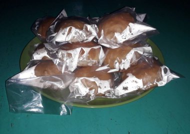 Dorayaki plastiğe sarılmış Japon gözlemesidir.