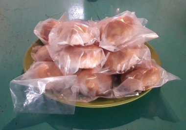 Dorayaki plastiğe sarılmış Japon gözlemesidir.