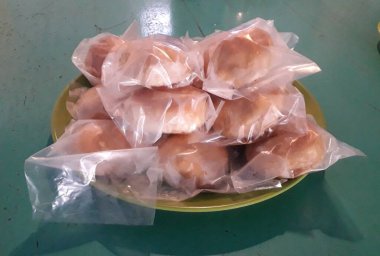 Dorayaki plastiğe sarılmış Japon gözlemesidir.