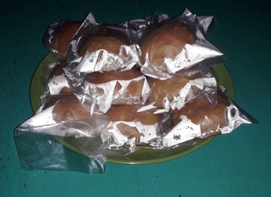 Dorayaki plastiğe sarılmış Japon gözlemesidir.