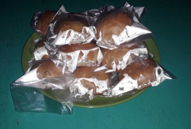 Dorayaki plastiğe sarılmış Japon gözlemesidir.