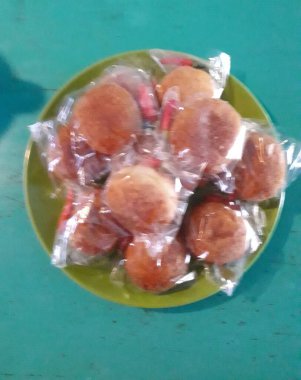 Dorayaki plastiğe sarılmış Japon gözlemesidir.