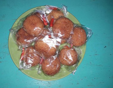 Dorayaki plastiğe sarılmış Japon gözlemesidir.