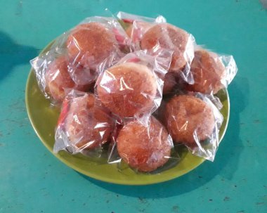 Dorayaki plastiğe sarılmış Japon gözlemesidir.