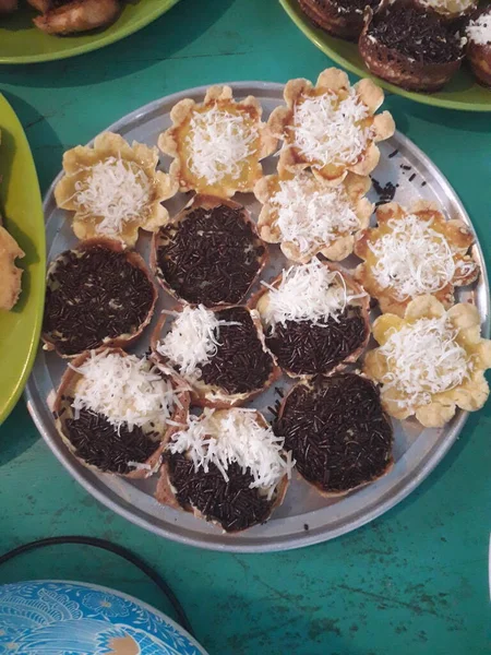 Kue Pie Lezat Dengan Selai Kacang Lapisan Krim Dan Topping — Stok Foto