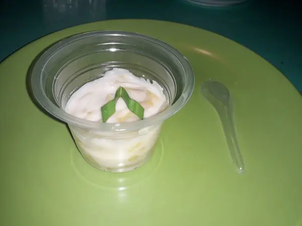 Creamy Rice Pudding Topped Pistachio Cinnamon Glass Bowl Traditional Turkish — ストック写真
