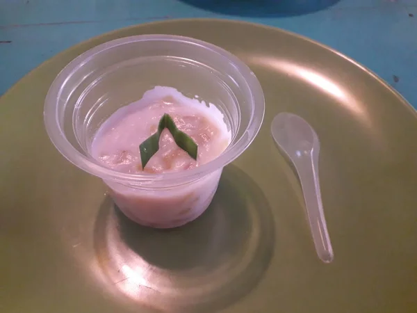 Creamy Rice Pudding Topped Pistachio Cinnamon Glass Bowl Traditional Turkish — Stok Foto