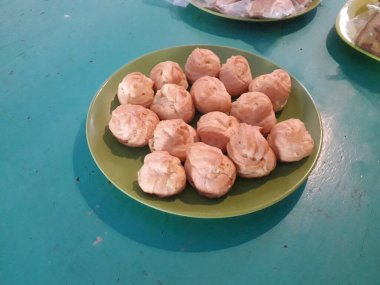 Yeşil tabakta pudra şekerli lezzetli bir Fransız ekini.