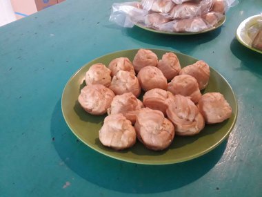 Yeşil tabakta pudra şekerli lezzetli bir Fransız ekini.