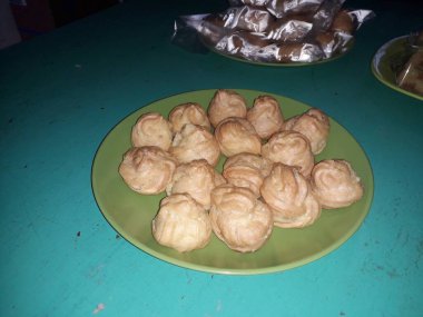 Yeşil tabakta pudra şekerli lezzetli bir Fransız ekini.