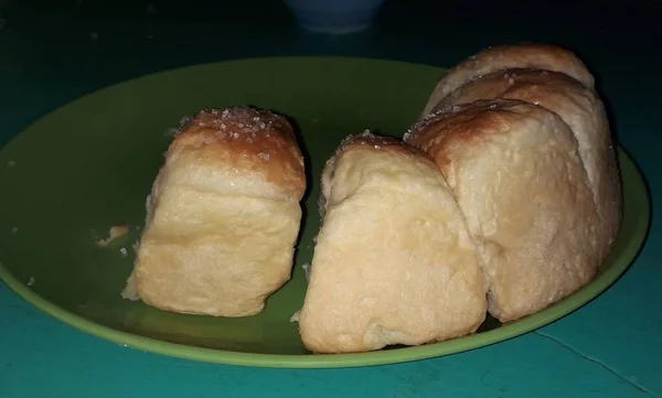Plain Bread Green Plate — стоковое фото