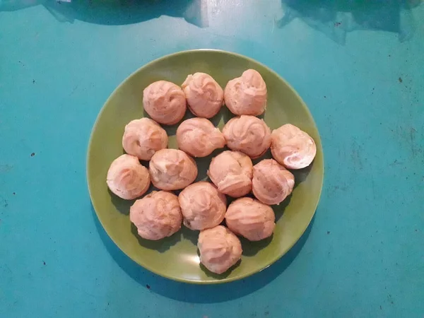 Delicious French Eclairs Green Plate Powdered Sugar — Foto de Stock